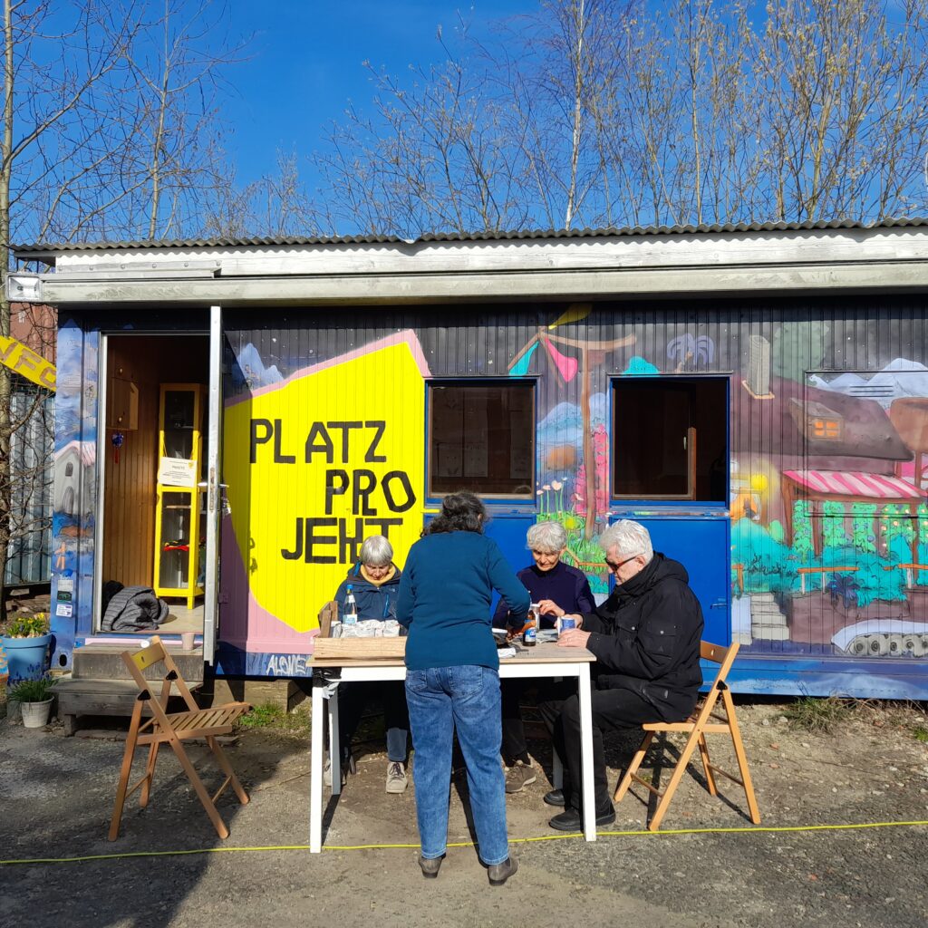 Der Container der bLauen Zone auf dem Platzprojekt, wir teilen diesen mit dem Büro des Platzprojektes und bald haben wir einen eigenen Container.
